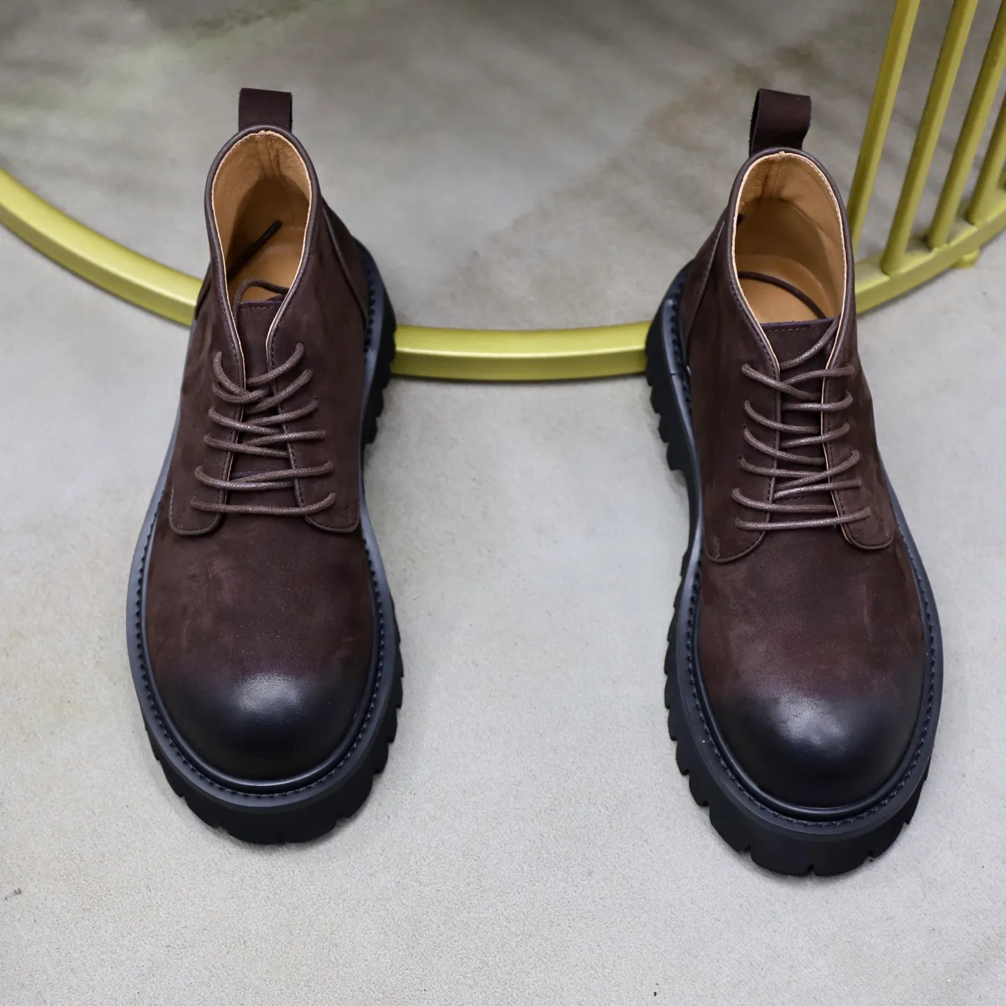 Men's shoes: 580💰🙅‍♂️🙅‍♂️🙅‍♂️ Brand: PRADA Standard code: 38-44 (45 customized) Grade: Same as the official website Material: Original high-grade high-mercerized light Comfortable and breathable pigskin lining Non-slip soft wear-resistant outsole Style category: Men's fashionable casual boots Distinguished luxury brand elements Top luxury Color: actual picture color